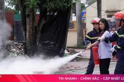 Trang bị kỹ năng chữa ch&aacute;y, ph&ograve;ng chống đuối nước cho học sinh x&atilde; Cổ Đạm