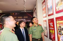 Trưng bày sách, báo, ảnh khắc họa chân dung người chiến sỹ Công an Thủ đô