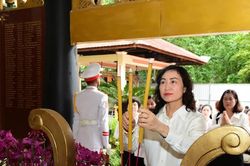 Thứ trưởng Phan Thị Thắng thăm, động viên lực lượng tìm kiếm hài cốt liệt sĩ tại Công viên Lê Thị Riêng