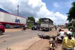 Xe tải va chạm xe m&aacute;y tại Đắk Lắk l&agrave;m hai người thương vong
