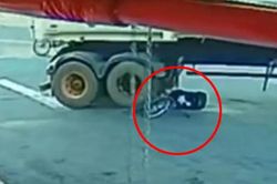Bé trai 12 tuổi bị kéo lê dưới gầm xe tải và cái kết thót tim