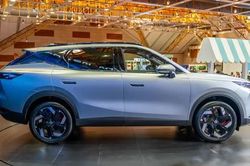SUV hạng C mạnh 360 mã lực, di chuyển 95km không cần đổ xăng, giá hơn 1 tỷ đồng