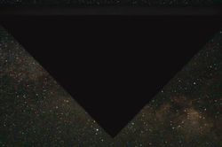 Lầu Năm Góc tiết lộ về UFO khổng lồ dài 152 m, di chuyển với tốc độ cực nhanh