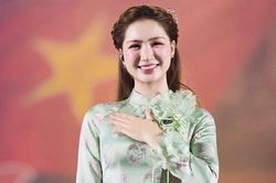 Hòa Minzy đón nhận tin mừng