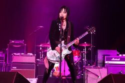 'Huyền thoại nhạc rock' Joan Jett phẫu thuật cột sống ở tuổi 67