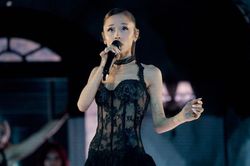 Ariana Grande xúc động trước thềm khép lại Eternal Sunshine Tour