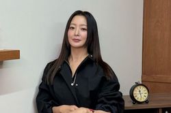 'Quốc bảo nhan sắc' Kim Hee Sun gây sốt với vẻ đẹp ở tuổi 49