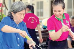 Điểm tựa của 'tuổi xế chiều'