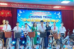 X&atilde; H&ograve;a Tiến vận động gần 280 triệu đồng tiếp sức học sinh kh&oacute; khăn đến trường