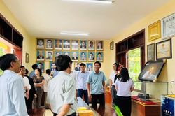Dâng hương tại địa điểm thành lập Chi bộ Đảng đầu tiên huyện Cheo Reo