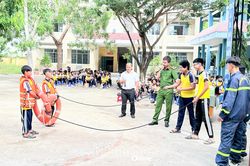 Hơn 500 thanh thiếu nhi x&atilde; Phước Hữu được hướng dẫn kỹ năng sống an to&agrave;n