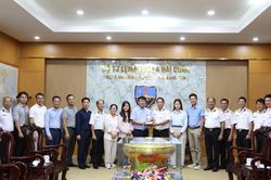 V&ugrave;ng 4 Hải qu&acirc;n tiếp nhận c&acirc;y giống hưởng ứng Chương tr&igrave;nh &ldquo;Xanh h&oacute;a Trường Sa&rdquo;