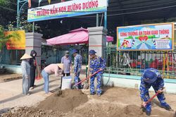 Lữ đoàn 101 hỗ trợ trường học củng cố cảnh quan trước năm học mới