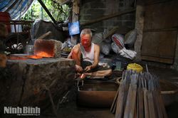 Bền bỉ giữ nghề dũa Đại Phu