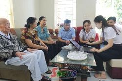 Phường Tô Hiệu giải quyết thủ tục hành chính lưu động tại nhà cho người có công và người cao tuổiPhường Tô Hiệu giải quyết thủ tục hành chính lưu động tại nhà cho người có công và người cao tuổi