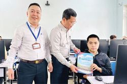 Vượt nghịch cảnh để tới giảng đường