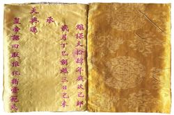 Hai cuốn sách phong bằng lụa của bà Điềm tần Nguyễn Đình Thị Bạch Liên