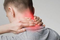 Đau mỏi v&ugrave;ng cổ g&aacute;y, người đ&agrave;n &ocirc;ng ph&aacute;t hiện vi&ecirc;m m&agrave;ng n&atilde;o