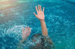 Đang đưa con đi bơi, b&aacute;c sĩ cứu b&eacute; 8 tuổi ngừng tim do đuối nước