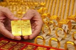 Giá vàng trong nước phân hóa, vàng nhẫn có nơi bán cao hơn vàng miếng