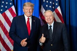 Thượng viện Mỹ mở đường để ông Trump áp thuế 100% với các nước mua dầu Nga