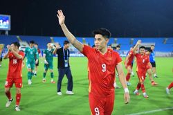 HLV Kim Sang Sik nói gì sau khi Đình Bắc ghi cú đúp bàn thắng vào lưới Campuchia?