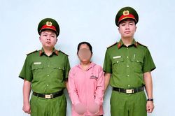 Bắt khẩn cấp bảo mẫu trường mầm non bắn dây thun vào chân trẻ