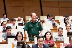 Đại biểu Bế Xuân Trường phát biểu thảo luận tại hội trường