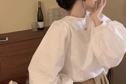 Áo blouse trắng kết hợp quần jeans: Công thức mặc đẹp không lỗi mốt