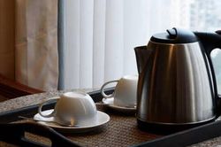 Tại sao bạn kh&ocirc;ng n&ecirc;n d&ugrave;ng ấm si&ecirc;u tốc trong kh&aacute;ch sạn?