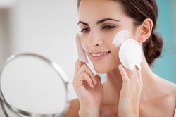 Chăm da càng nhiều càng dễ phản tác dụng: 5 sai lầm khiến da nhạy cảm, dễ nổi mụn
