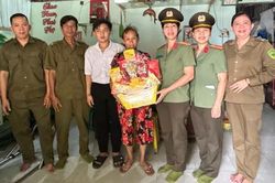 Công an phường Thủ Dầu Một: Thăm, động viên gia đình có học sinh đăng ký học Trường Văn hóa CAND V