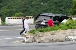 CSGT x&aacute;c minh vụ nh&oacute;m người dừng &ocirc; t&ocirc; ở kh&uacute;c cua tr&ecirc;n đ&egrave;o Hải V&acirc;n để ngắm cảnh