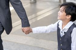 Con được khen, đừng vội nói 'Có gì đâu': Cha mẹ khéo léo sẽ biết đáp lại bằng 1 câu