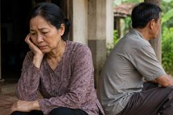 Sau nghỉ hưu, chồng r&uacute;t hơn nửa tiền tiết kiệm rồi n&oacute;i một c&acirc;u khiến t&ocirc;i đau đớn