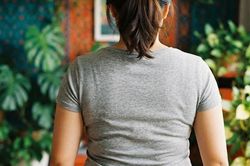 Tại sao phụ nữ trên 40 dễ tích tụ mỡ lưng và cách khắc phục