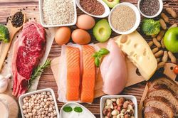 Người sau 60 tuổi cần bao nhiêu protein và loại nào tốt nhất?