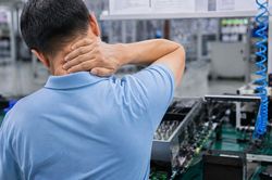 Phòng ngừa đau cổ vai gáy, thoái hóa sớm cho công nhân may, điện tử và nhân viên văn phòng