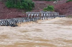 Lũ cuốn tr&ocirc;i cầu tạm, 3 bản bi&ecirc;n giới ở Nghệ An bị chia cắt