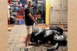 Bắt đối tượng k&ecirc; gạch th&aacute;o trộm 2 b&aacute;nh xe &ocirc; t&ocirc; tại khu đ&ocirc; thị Thanh H&agrave;