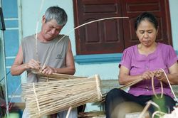 Làng đan nơm trăm tuổi lên 'chợ số'