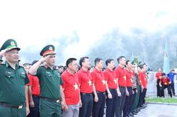 Thiêng liêng lễ chào cờ tại Cột cờ A Pa Chải