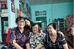 Những bông hoa kiên cường trên đất thép