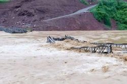 Mưa lũ cuốn trôi cầu tạm, hơn 400 hộ dân vùng biên bị chia cắt