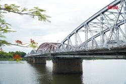 Cầu Trường Tiền được sơn lại màu nhũ bạc nguyên bản