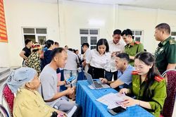 Dịch vụ công về tận thôn, bản vùng biên Mường Lát