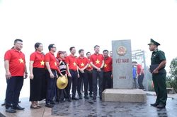 Thiêng liêng Hành trình 'Tôi yêu Tổ quốc tôi' tại cực Tây A Pa Chải