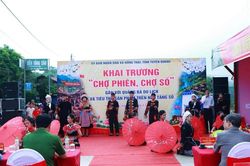 Phi&ecirc;n chợ số v&ugrave;ng cao Hồng Th&aacute;i h&uacute;t kh&aacute;ch giữa m&acirc;y ng&agrave;n