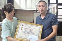 HLV Phan Thanh Hùng nhận Kỷ niệm chương 'Vì sự nghiệp bóng đá Việt Nam'