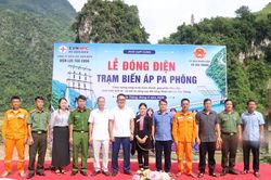 Đưa điện lưới quốc gia đến với người dân vùng cao Tủa Thàng